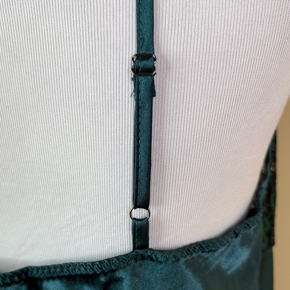 💚 Luxurious Green Lace Chemise - Picture 10 of 10